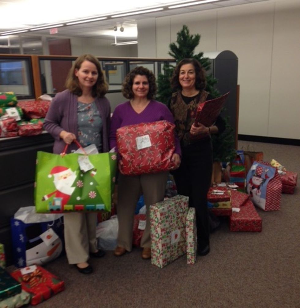 
Penske Logistics Associates Make Holidays Bright for Ohio Families
