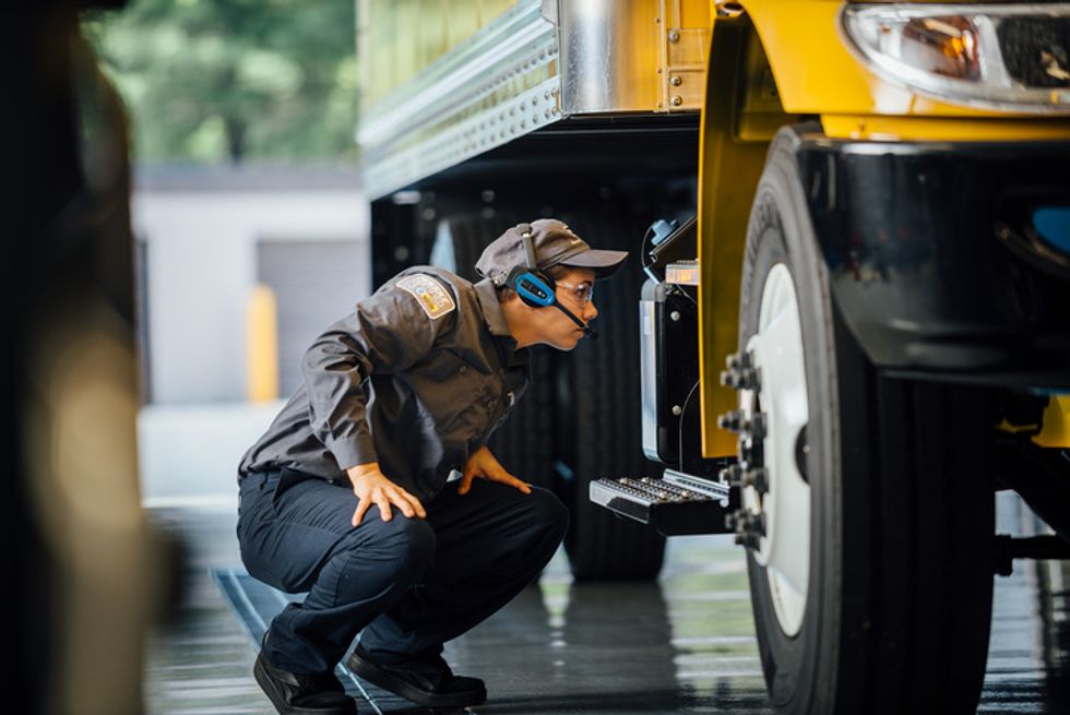 
Penske Truck Leasing Digitizes Truck Fleet Preventive Maintenance Processes
