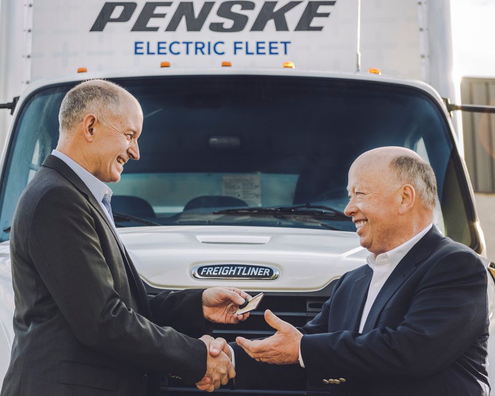 
Penske Truck Leasing Receives First Battery-Electric Truck from Daimler
