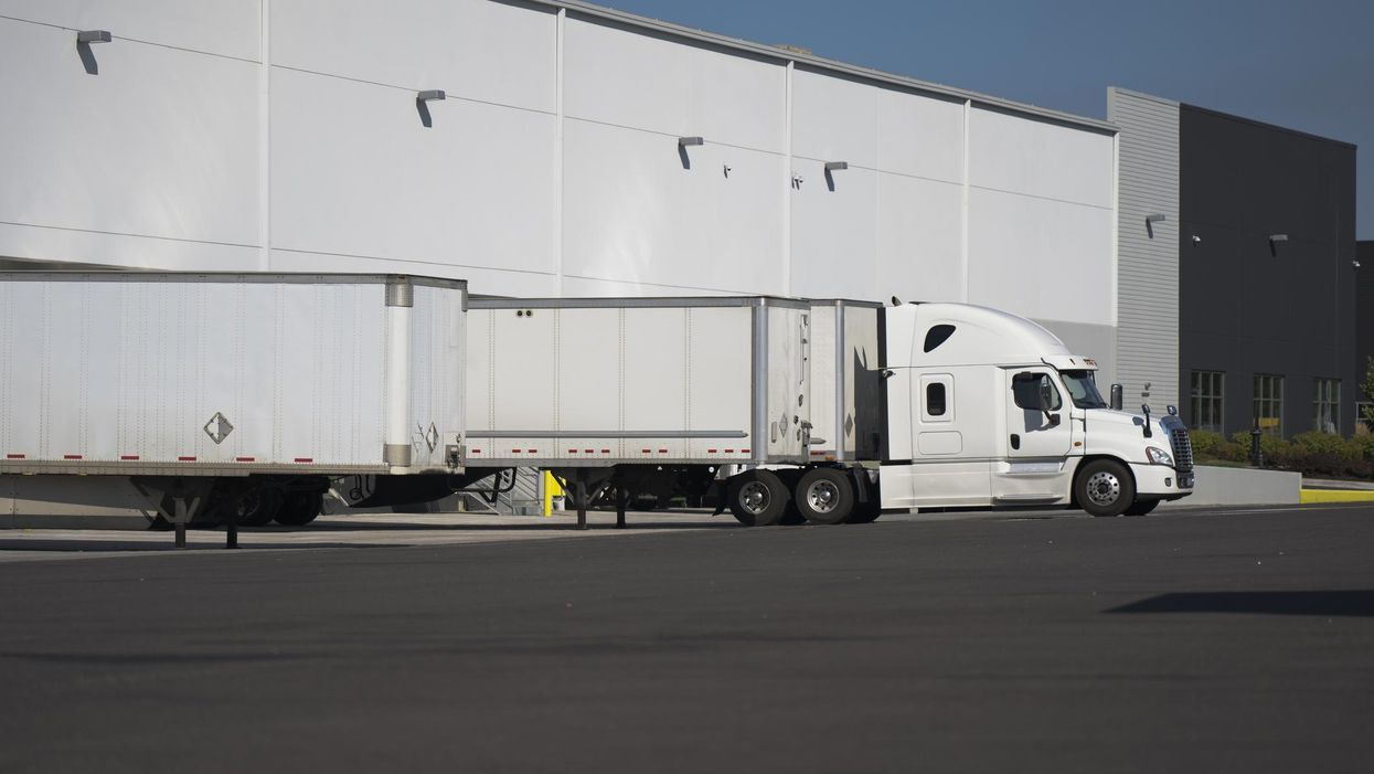 penske logistics truck at warehouse